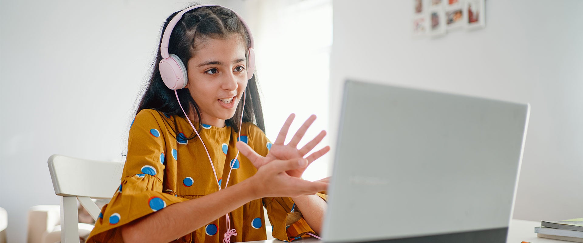 girl learning online