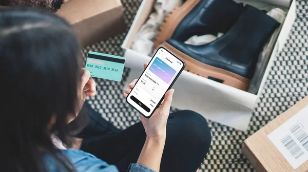 woman online shopping